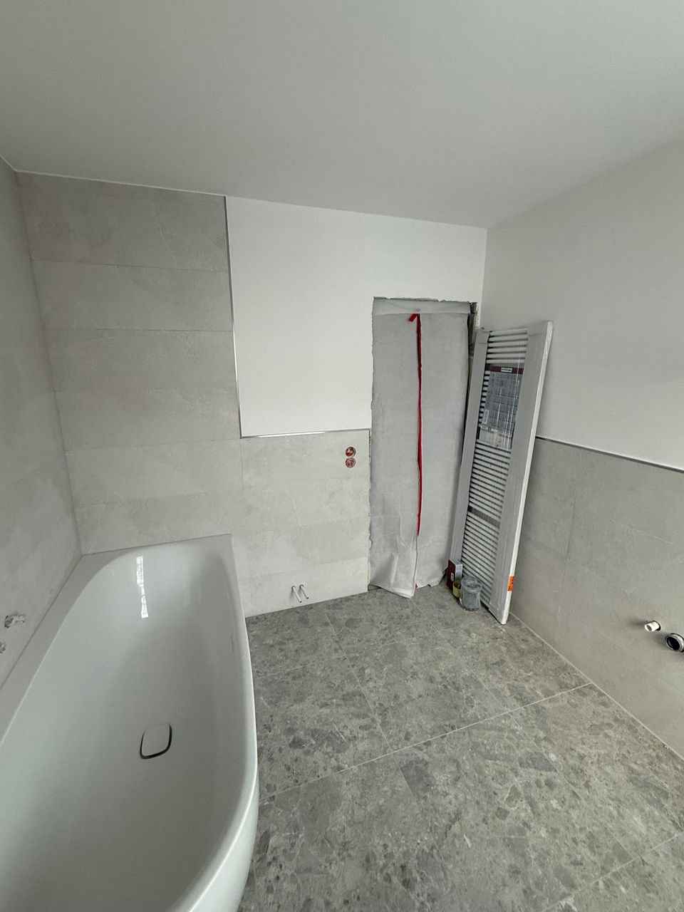 Badewanne eingebaut, Heizkörper folgt