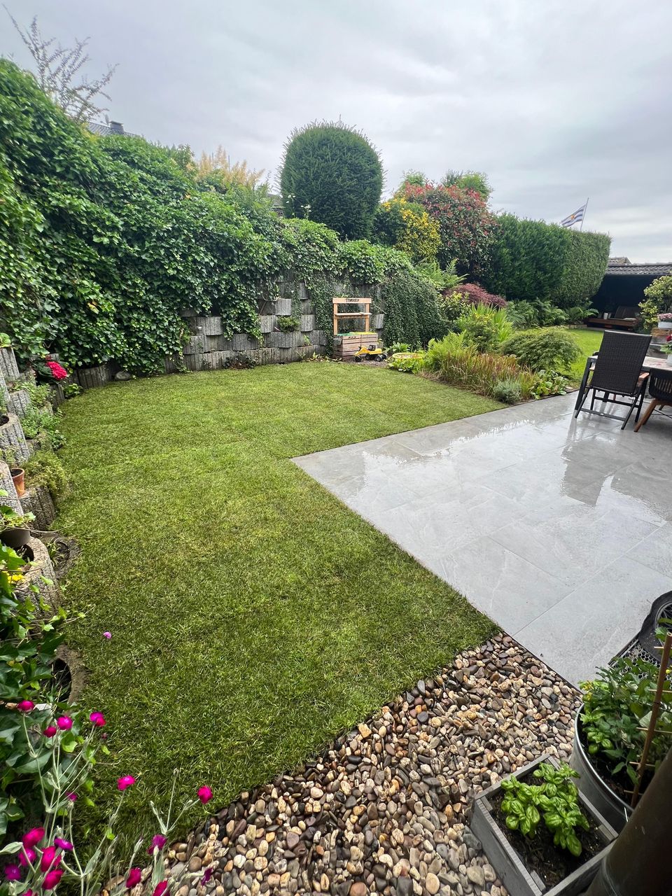 Fertig: neue Terrasse mit frischem Rasen